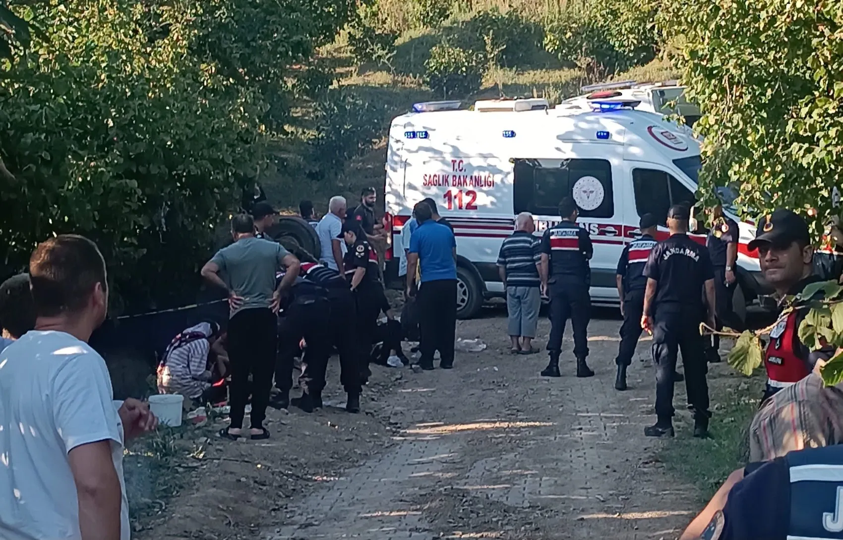 Sakarya'da fındık hasadı yolunda korkunç kaza: 18 işçi yaralandı