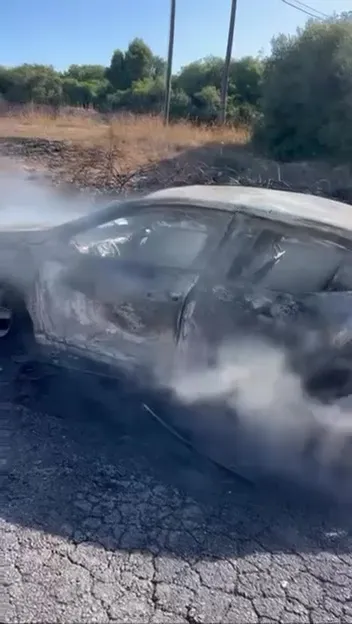 Gebze'de sabah saatlerinde korkutan manzara: Park halindeki araç küle döndü