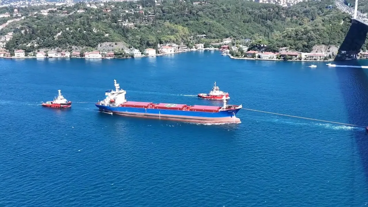 İstanbul Boğazı'nda kritik geçiş: Saldırıya uğrayan gemi için önlemler alındı