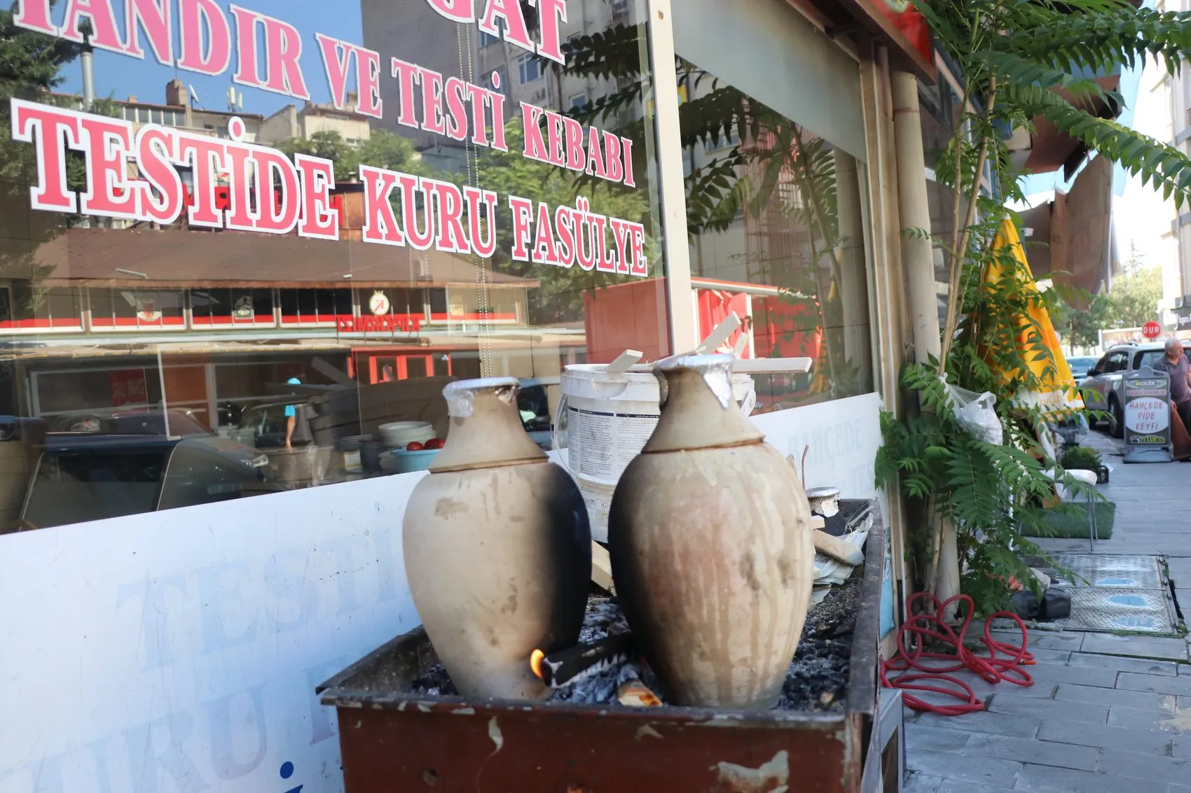 Altı on yılı deviren bir lezzet serüveni: 73 yaşındaki usta geleneği odun ateşinde yaşatıyor