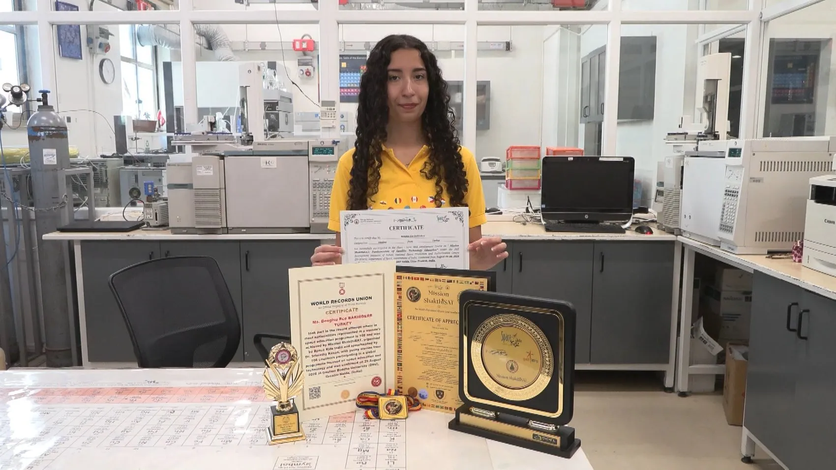 Ay'a gönderilecek uyduda Türk imzası: 18 yaşındaki Bengisu'nun hedefi Nobel