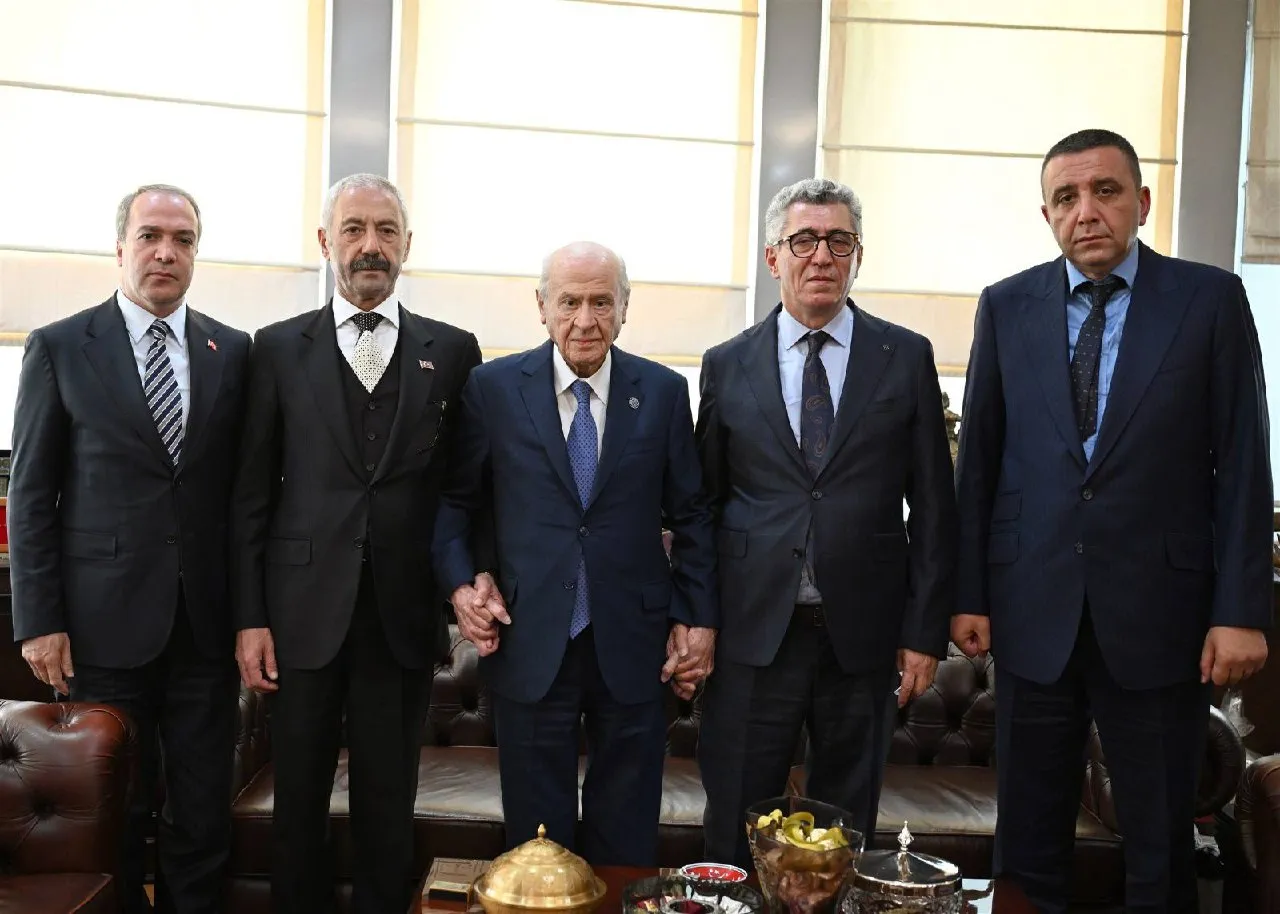MHP Genel Merkezi'nde dikkat çeken buluşma: Bahçeli iki köklü aileyi ağırladı