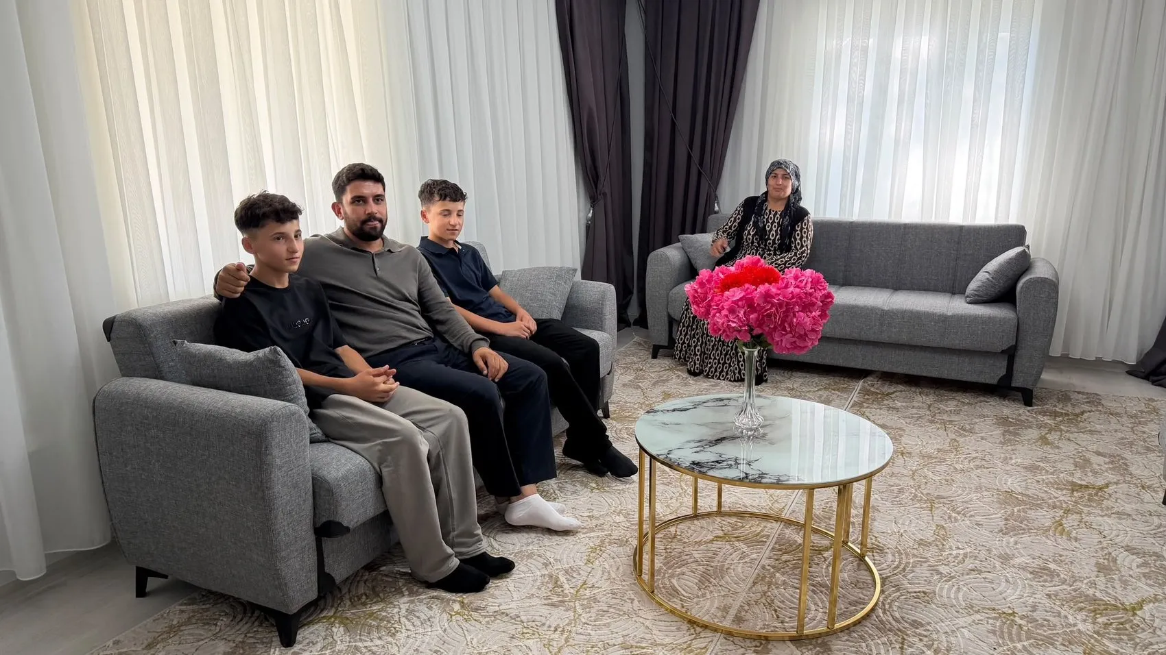Yer minderinden fen lisesine uzanan başarı: İkizlerin yarım kalan hayalleri artık 3+1 evde yeşeriyor