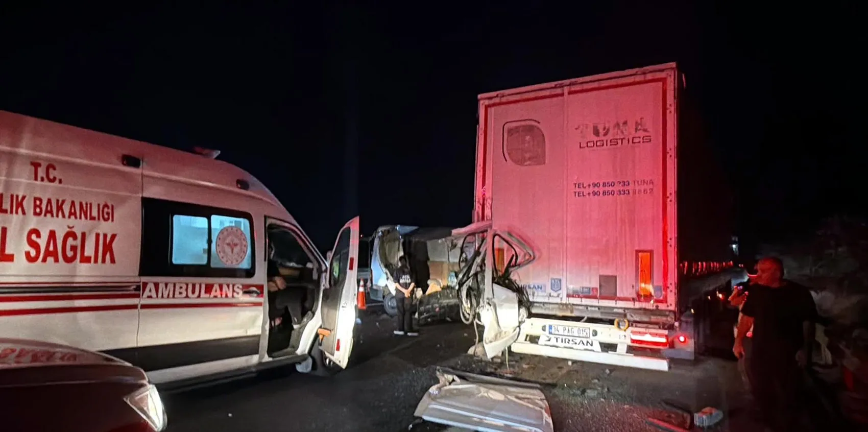 TEM Otoyolu'nda gece yarısı dehşeti: Minibüs TIR'a çarptı