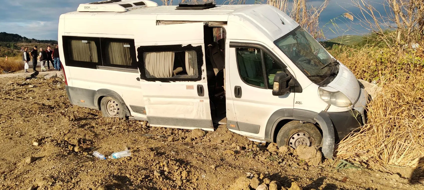 Savaştepe yolunda korku dolu anlar: İşçi servisi şarampole uçtu