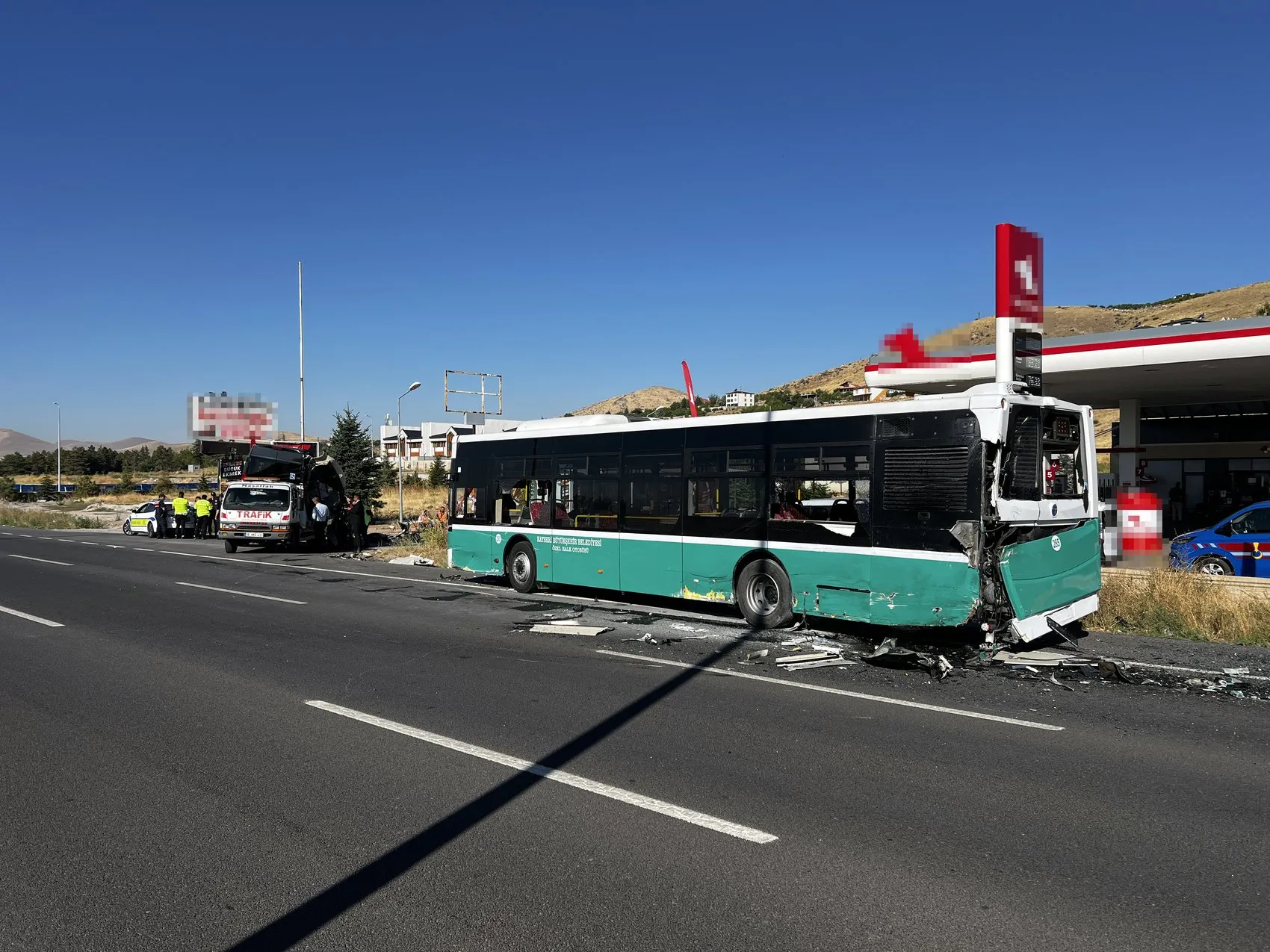 Kayseri yolunda sabah dehşeti: Fransa'dan gelen araç duraktaki otobüse daldı