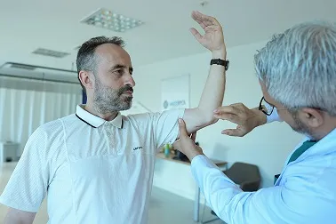 Kireçlenme sandığı ağrının altından bambaşka bir gerçek çıktı: Dirseğinde sinir yer değiştiriyormuş