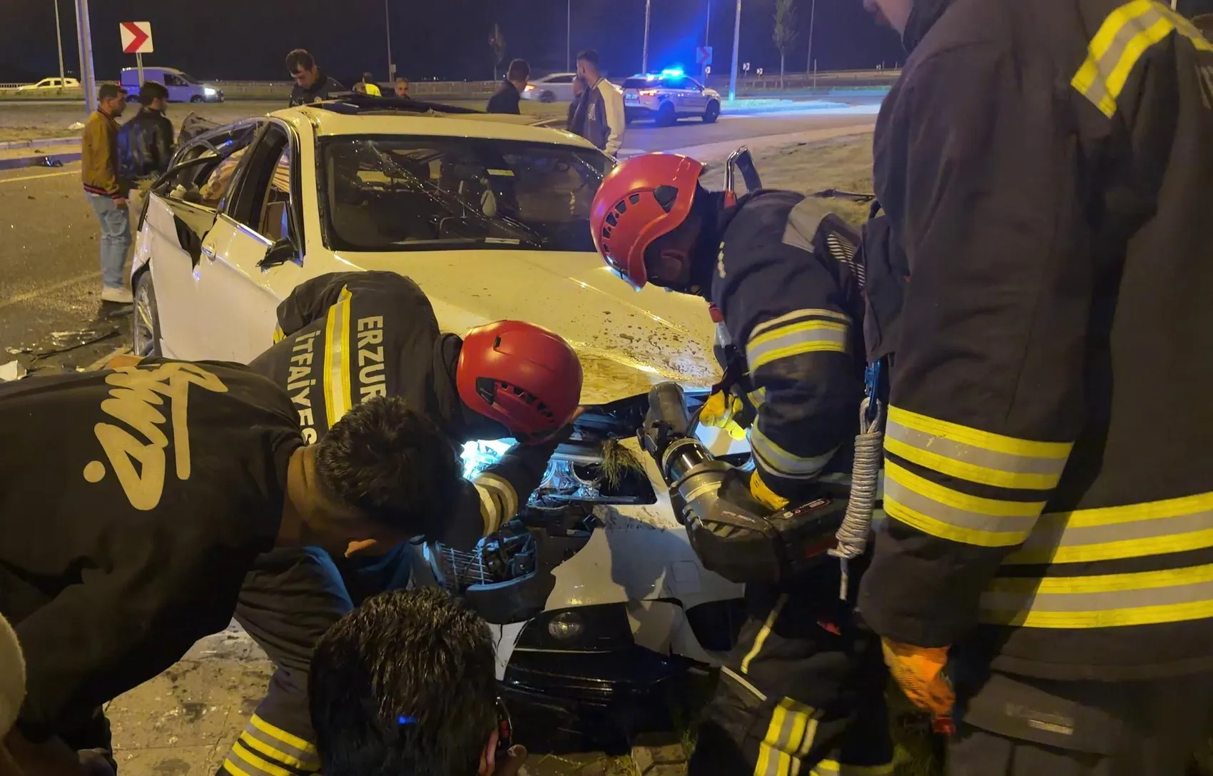 Palandöken'de gece yarısı dehşeti: Kontrolden çıkan araç hurdaya döndü
