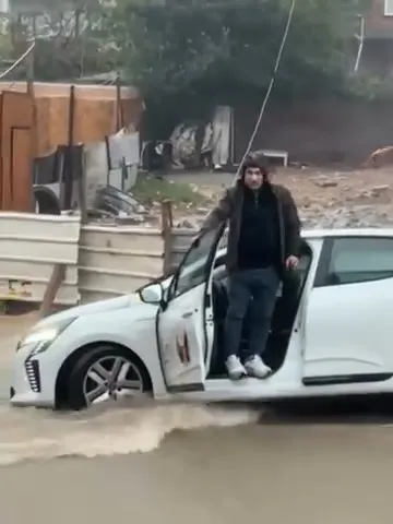 Sultanbeyli'de yol çöktü: Otomobilin devrilmemesi için kapıya asıldılar