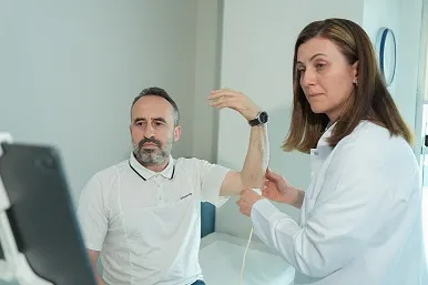 Kireçlenme sandığı ağrının altından bambaşka bir gerçek çıktı: Dirseğinde sinir yer değiştiriyormuş