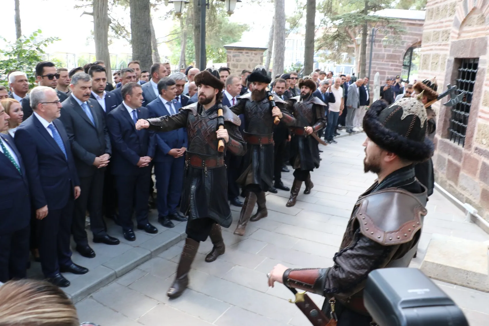 Bakan Çiftçi'nin Bilecik temaslarında tarihi atmosfer: Alp kıyafetli askerlerle selamlaştı