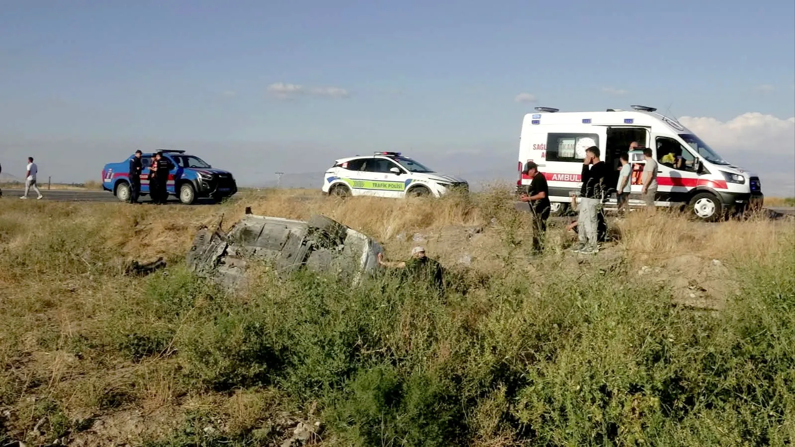 Yeşilhisar yolunda korkunç kaza: Araç hurdaya döndü, üç kişi yaralandı