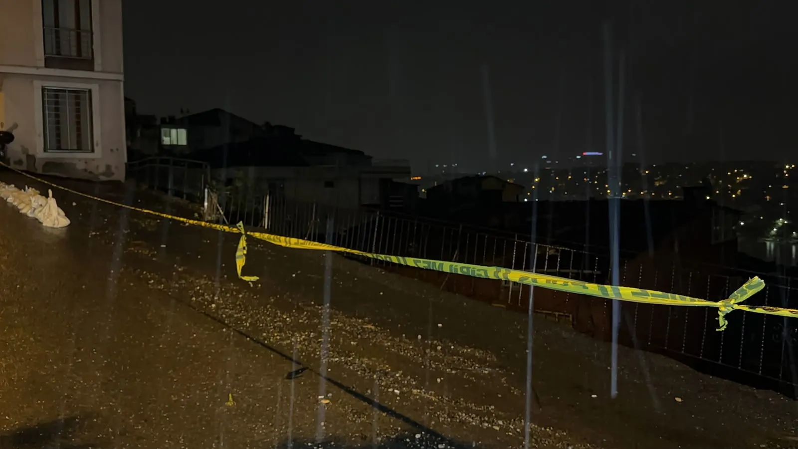 Eyüpsultan'da gece yarısı paniği: Toprak kayması nedeniyle 25 kişi evlerinden çıkarıldı