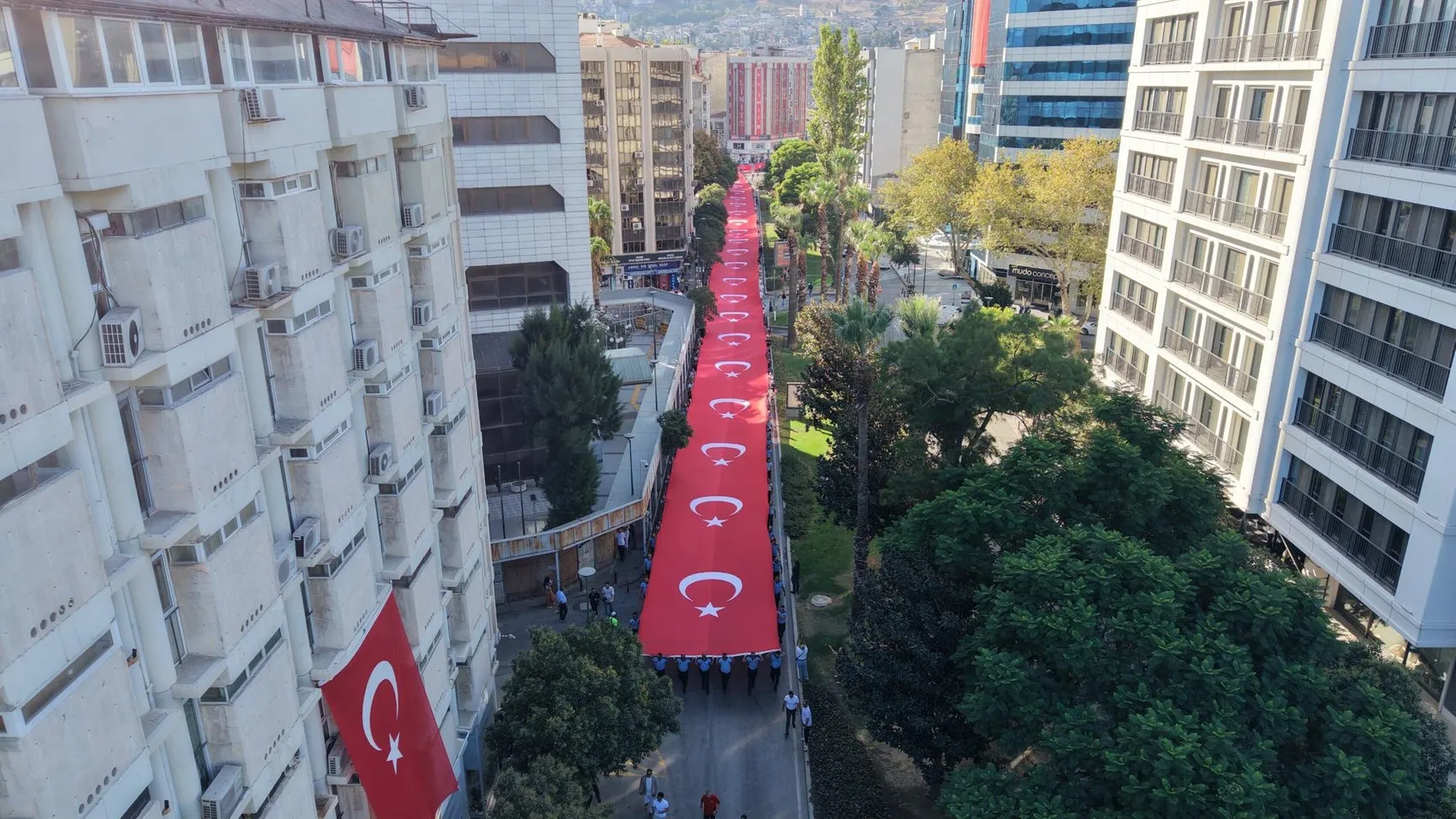 İzmir sokaklarında 350 metrelik dev gurur: 9 Eylül coşkusu zirveye taşındı