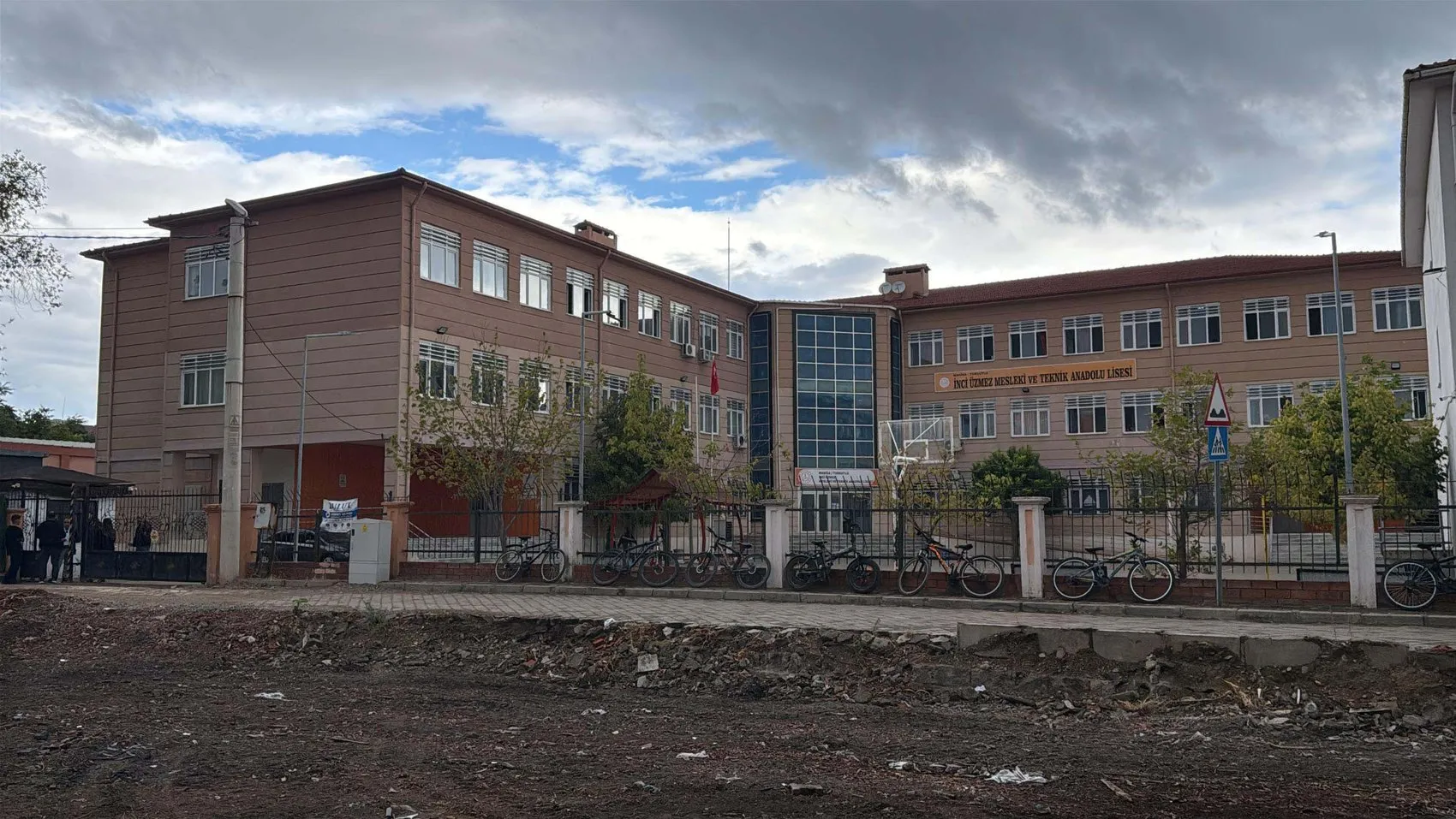 Turgutlu'da dehşet dolu günlerin ardından okulda ilk ders zili çaldı