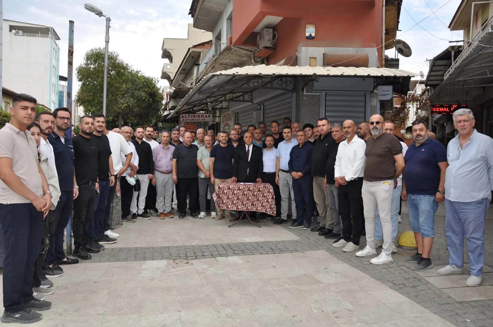 Salihli'de kuyumcular kepenkleri indirdi: Silahlı saldırı sonrası güvenlik alarmı