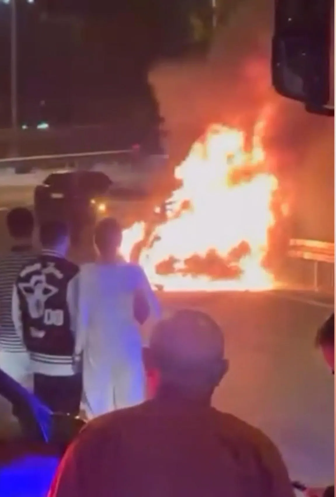Bakırköy'de gece yarısı dehşeti: Seyir halindeki araç bir anda alev topuna döndü