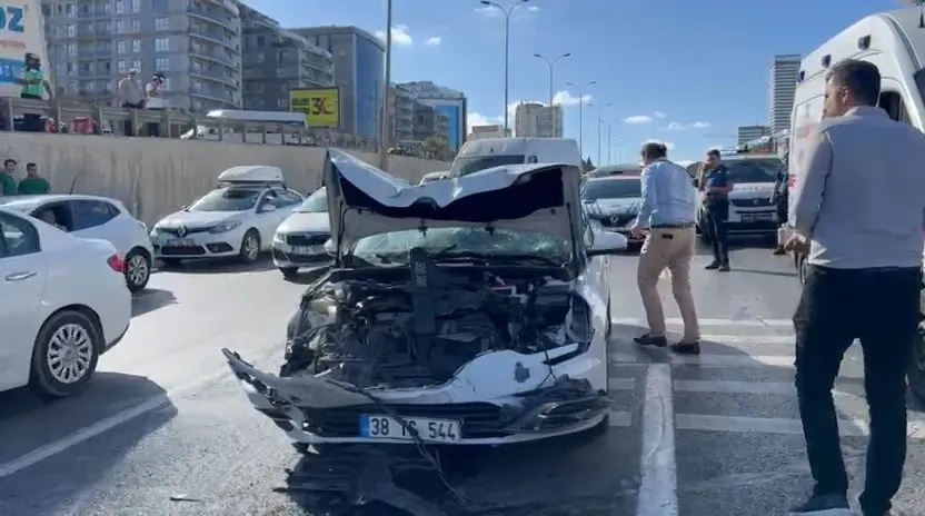Beylikdüzü D-100 hattında trafik felç: Zincirleme kazada can pazarı