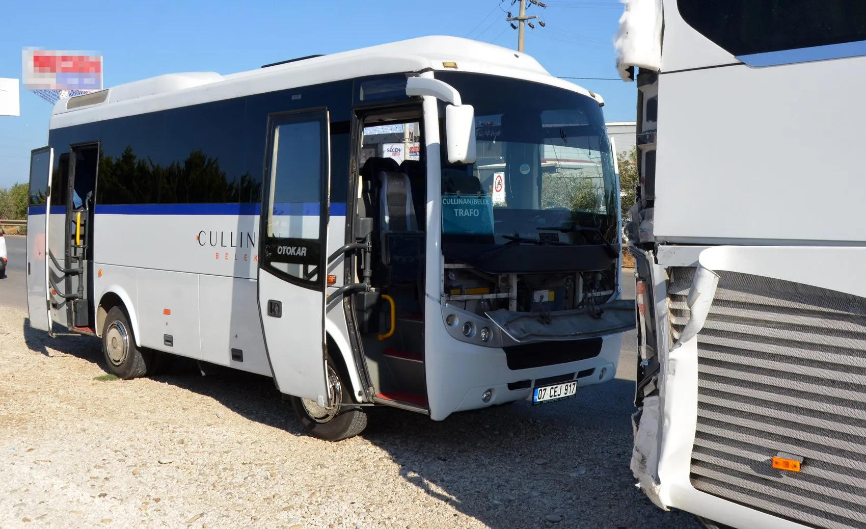 Antalya yolunda sabah trafiğinde dehşet anları: Tur otobüsüne çarpan servis midibüsünde 6 yaralı
