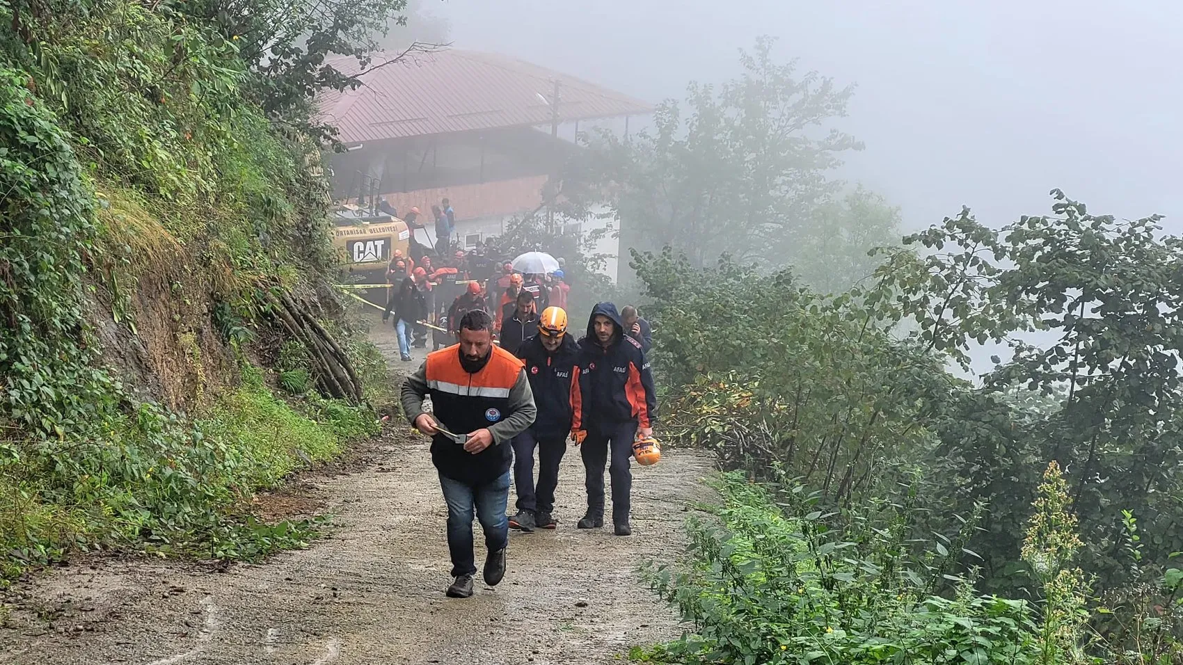Trabzon'da korkutan heyelan: Beton kırma çalışması yaparken toprak altında kaldı