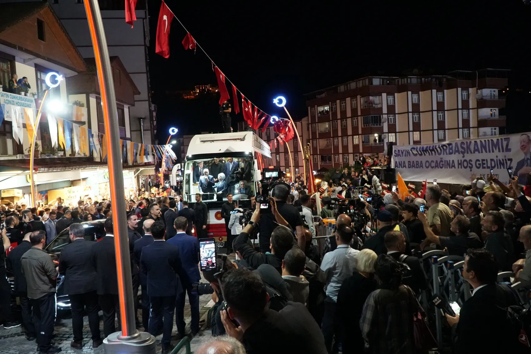 Cumhurbaşkanı Erdoğan Rize'de: Seçim mesajı hemşerilerinden geldi