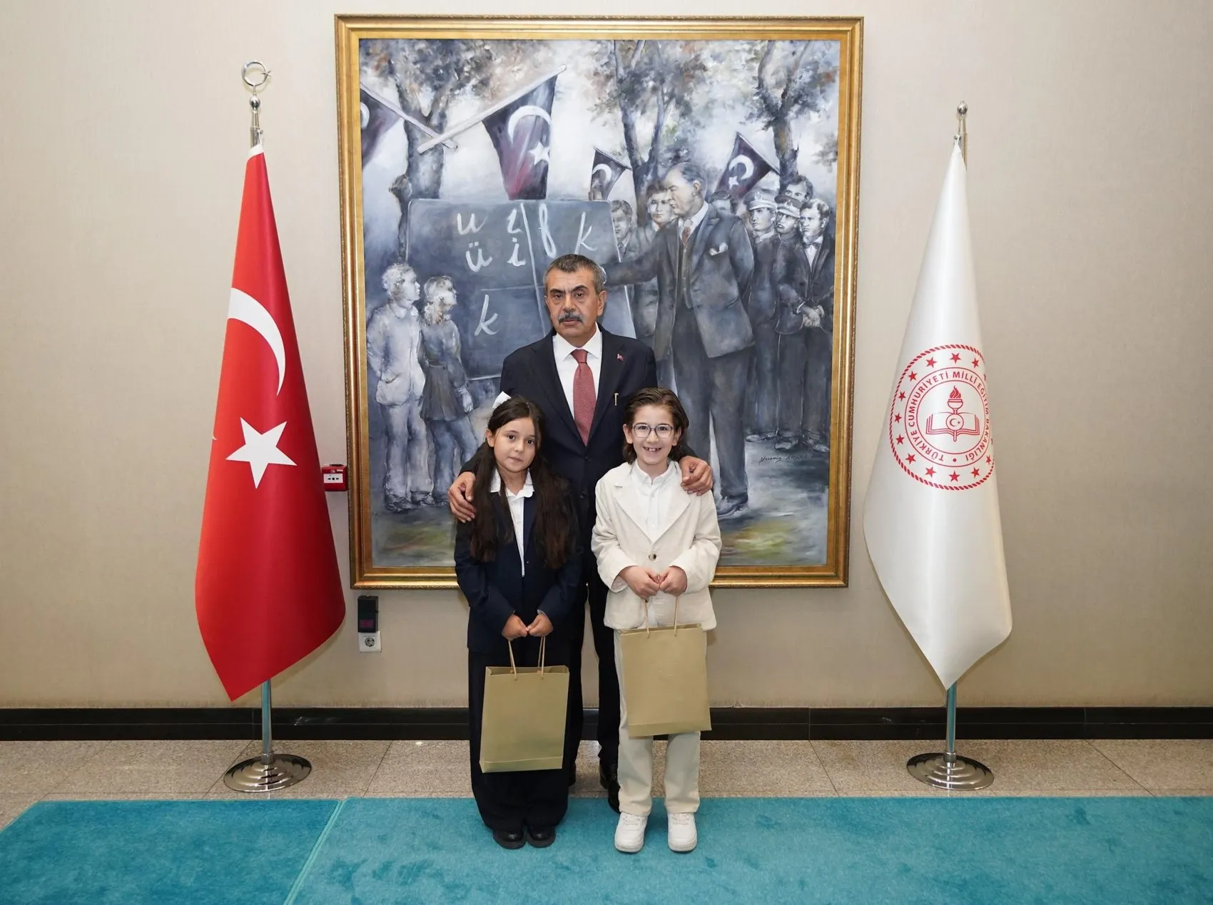 Cumhurbaşkanı ile aynı sahneyi paylaşan minik yetenekler Bakanlıkta ağırlandı