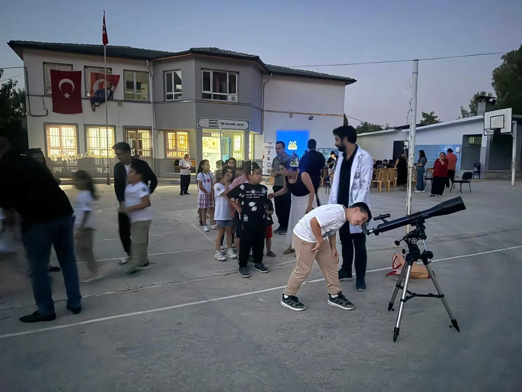 Ekinoks gününde Ödemiş'te bilim şöleni: Köy meydanına dev teleskoplar kuruldu