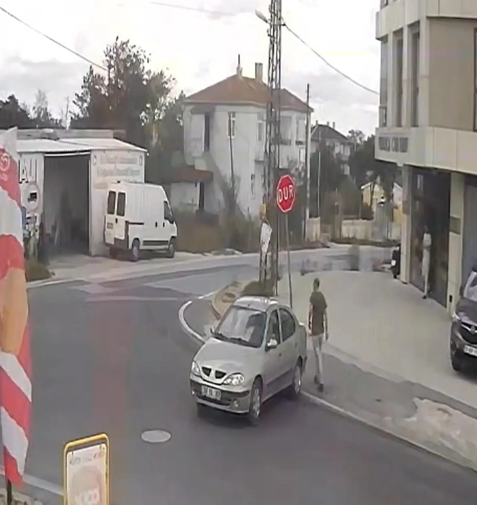 Kaza sonrası şaşkına çeviren anlar: Tabelayı suçlu ilan edip sökmeye kalkıştı