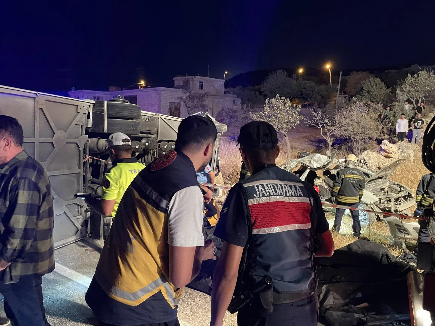 Gaziantep Nurdağı'nda korkunç kaza: Otobüs ve otomobil çarpıştı, 7 can kaybı