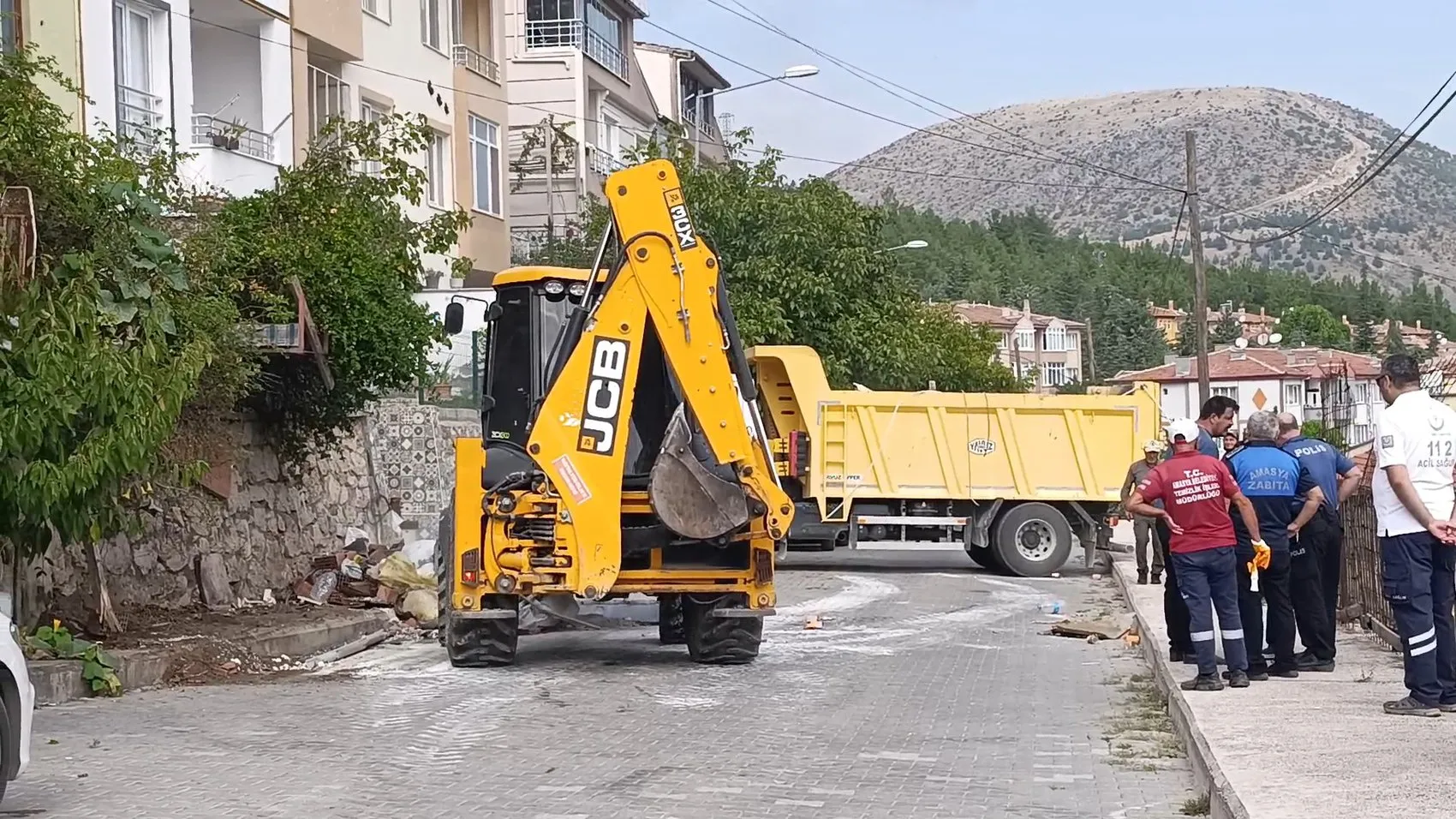 Amasya'da bir evden çıkanlar şoke etti: Tonlarca çöp biriktirmiş