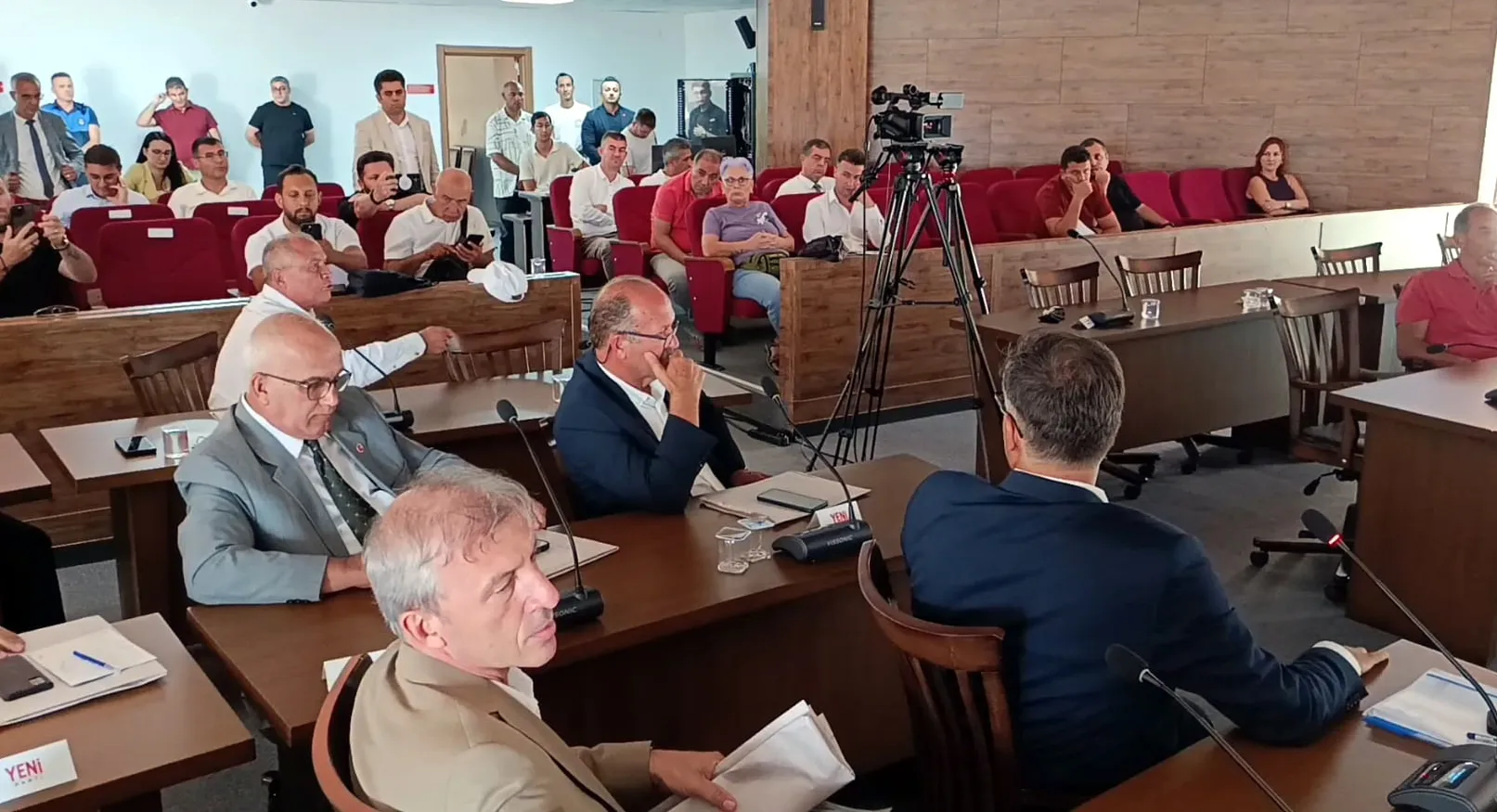 Edirne Belediye Meclisi'nde tansiyon yükseldi: Sözlü tartışma fiziksel kavgaya dönüştü