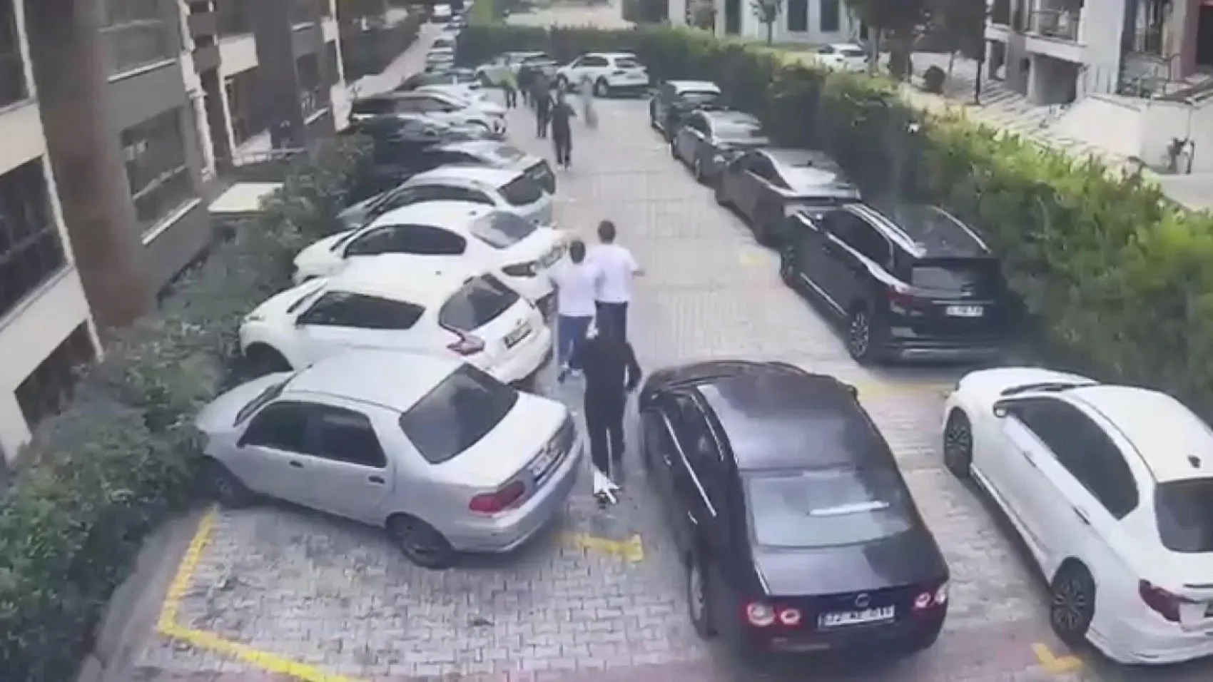 Otoparkta dehşet anları: Silahı elinden alan mahalleli faciayı önledi