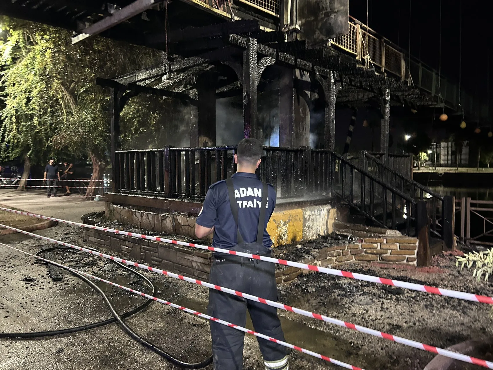 Adana'da korkutan gece: Seyhan Nehri üzerindeki köprü alevlere teslim oldu