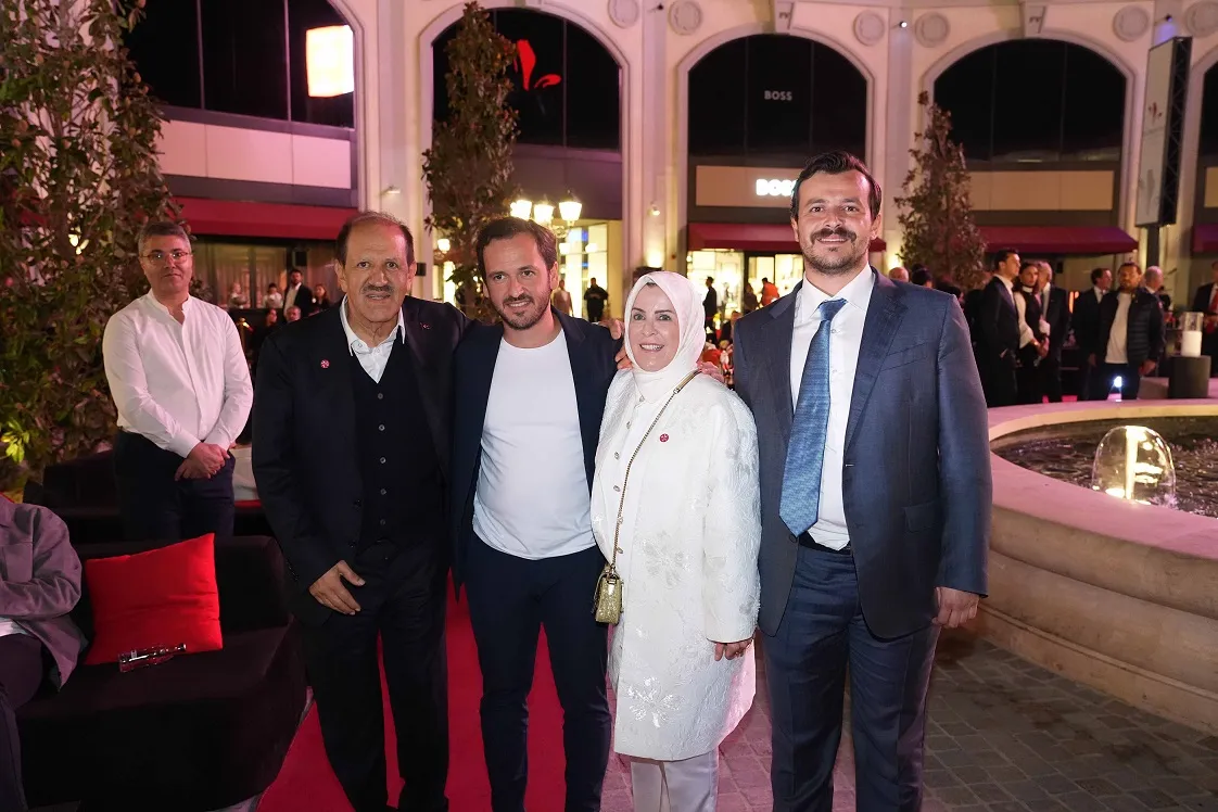 İstanbul'un yeni çekim merkezi: Gökyüzünde süzülen Osmanlı kalyonuyla görkemli açılış