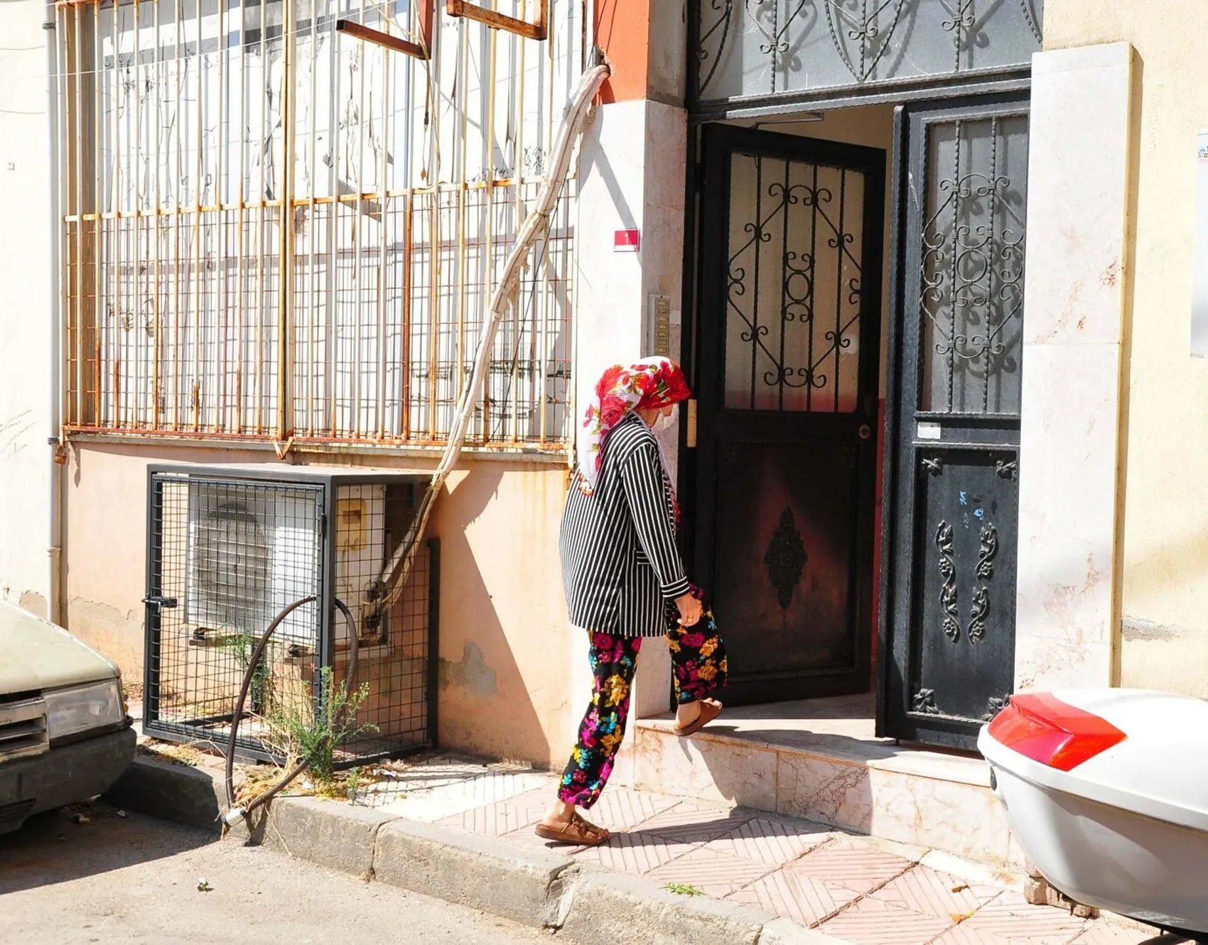 Manisa'da 10 yıllık koku kabusu: Apartman sakinleri maskeyle nefes almaya çalışıyor