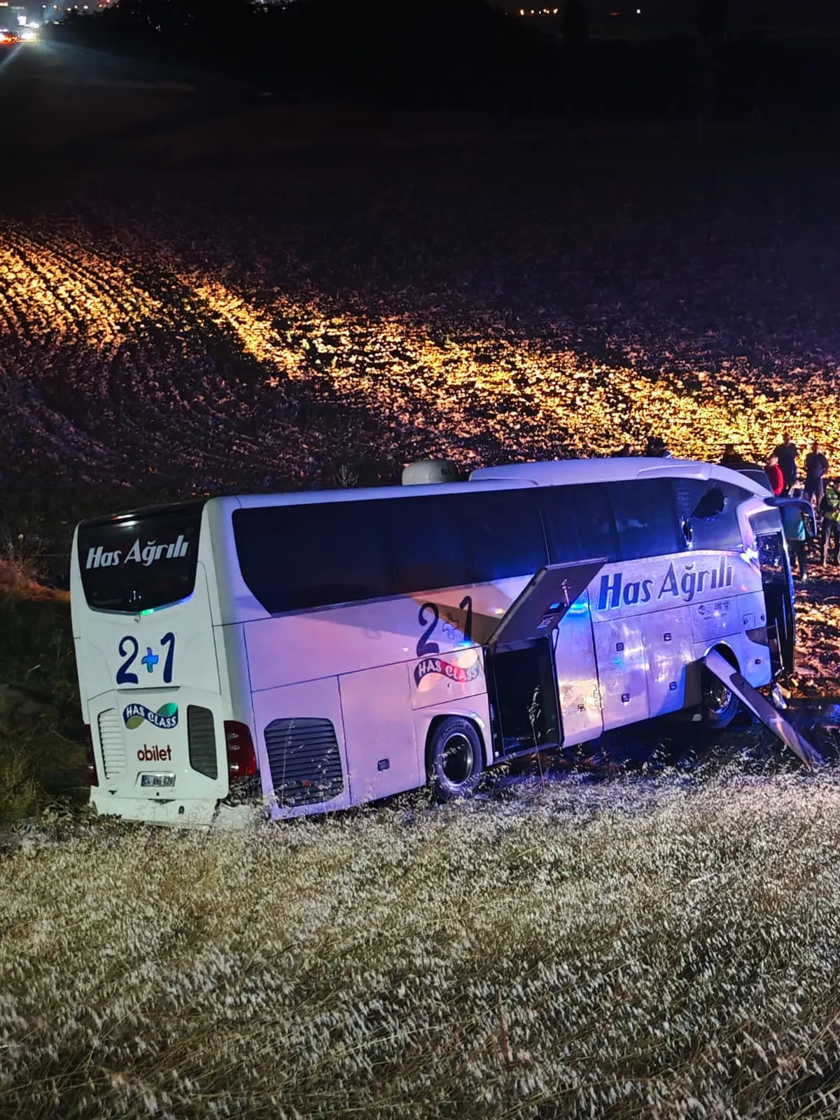 Merzifon'da gece yarısı dehşeti: Yolcu otobüsü bariyerleri aşıp şarampole yuvarlandı