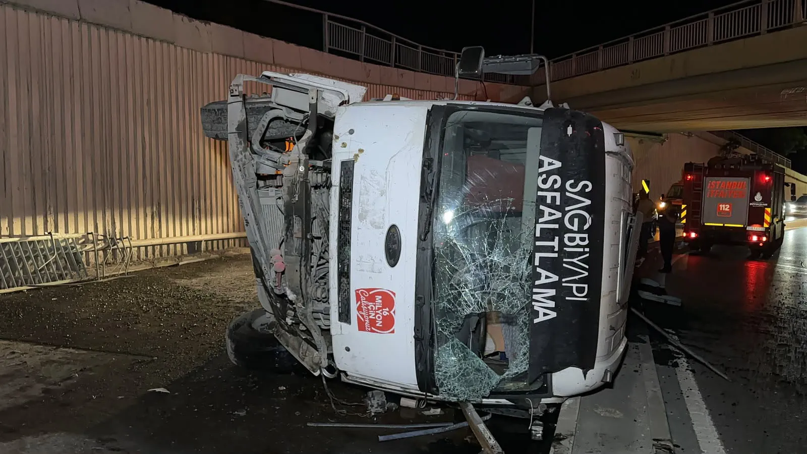 Avcılar'da gece yarısı dehşeti: Asfalt kamyonu alt geçide uçtu