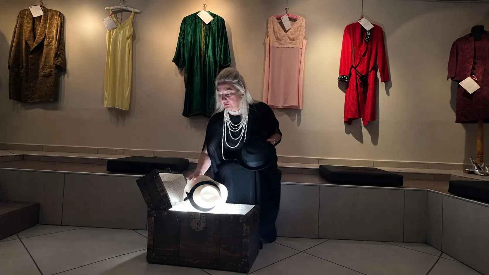 Sandıktan çıkan 60 yıllık hatıralar: Bir ailenin moda mirası sanat galerilerinde hayat buluyor
