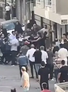 Gelin alma merasimi bir anda ringe döndü: Havada uçan tekmeler kameralara yansıdı