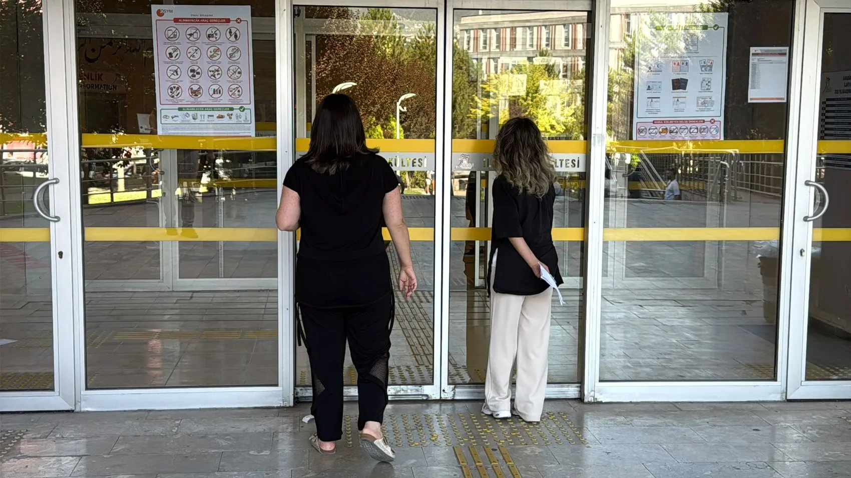 Sınav salonunda nefes kesen anlar: Kapılar kapandıktan sonra gelenler büyük üzüntü yaşadı