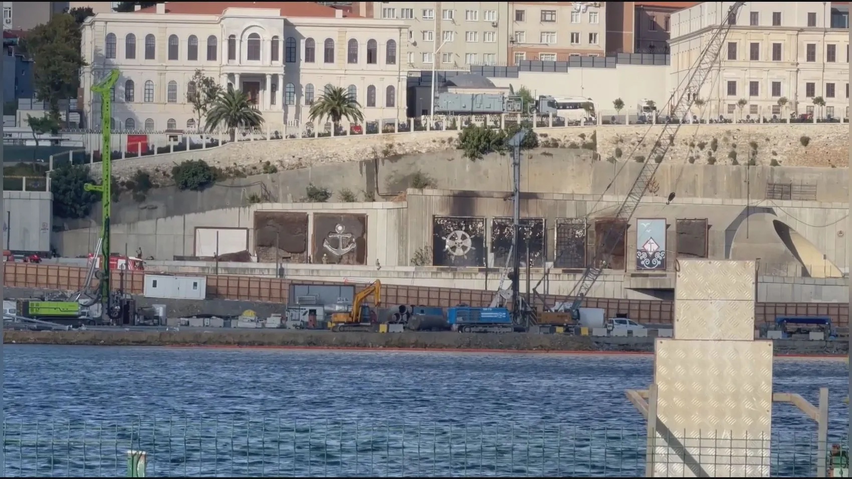 Beyoğlu'nda korkutan yangın: Tünel girişi alevlere teslim oldu
