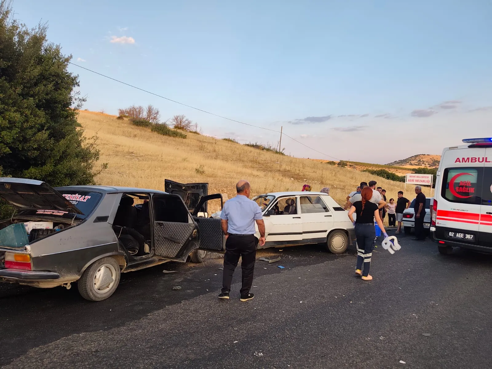 Besni yolunda akşam saatlerinde dehşet anları: İki araç kafa kafaya çarpıştı