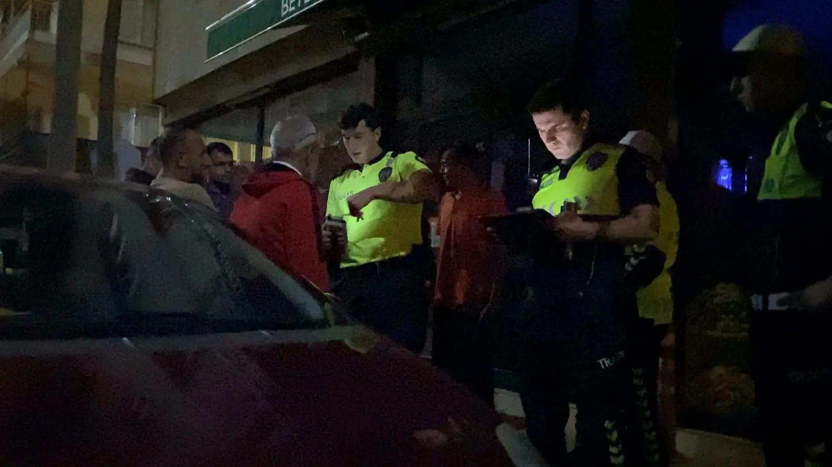 İnegöl'de alkollü sürücü ve arkadaşlarının polis ekipleriyle yaşadığı gergin anlar kamerada