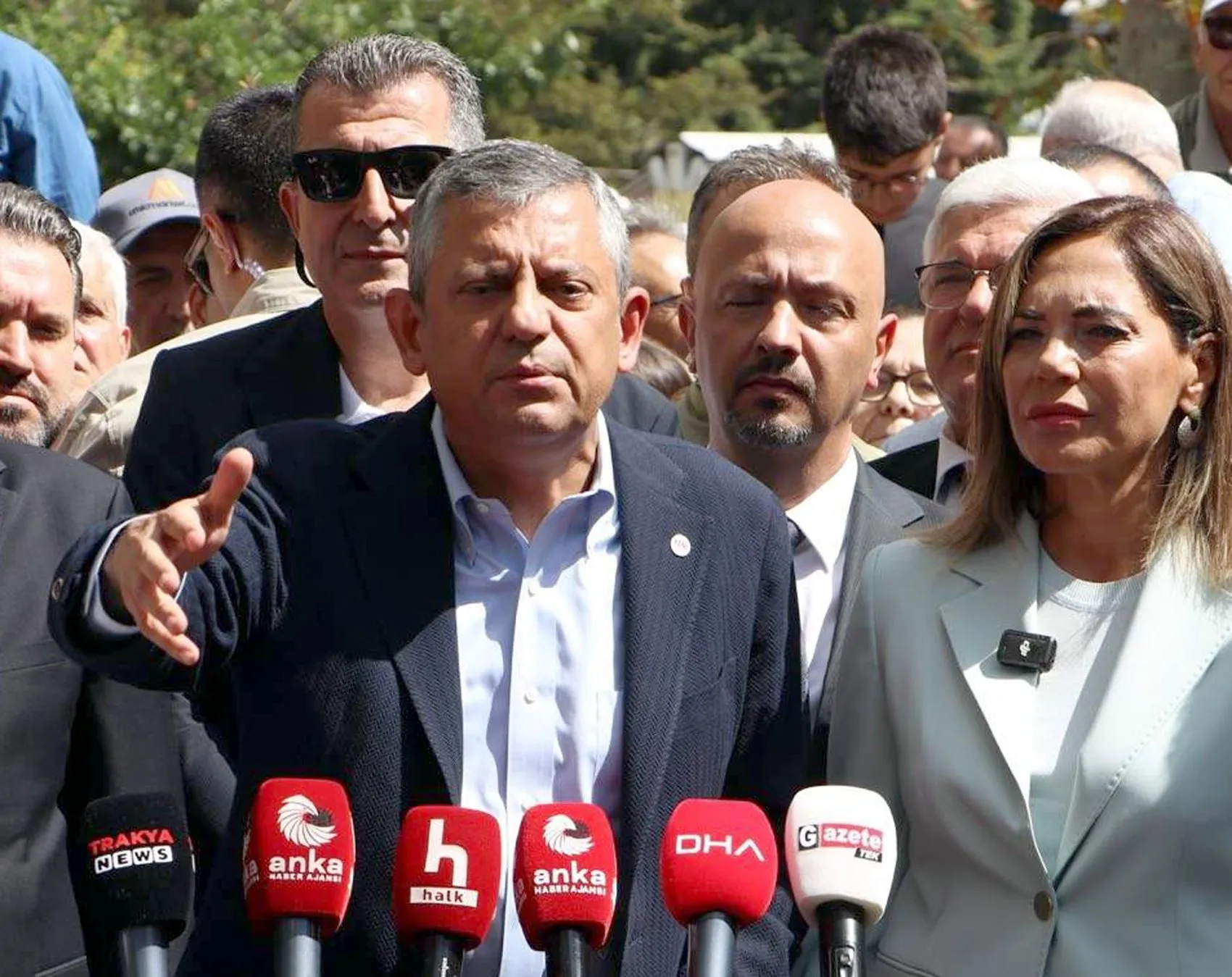 Özgür Özel'den Tekirdağ'da 'Yeni Yol' çıkışı: Bir bankın üstünden iktidara yürüyüş