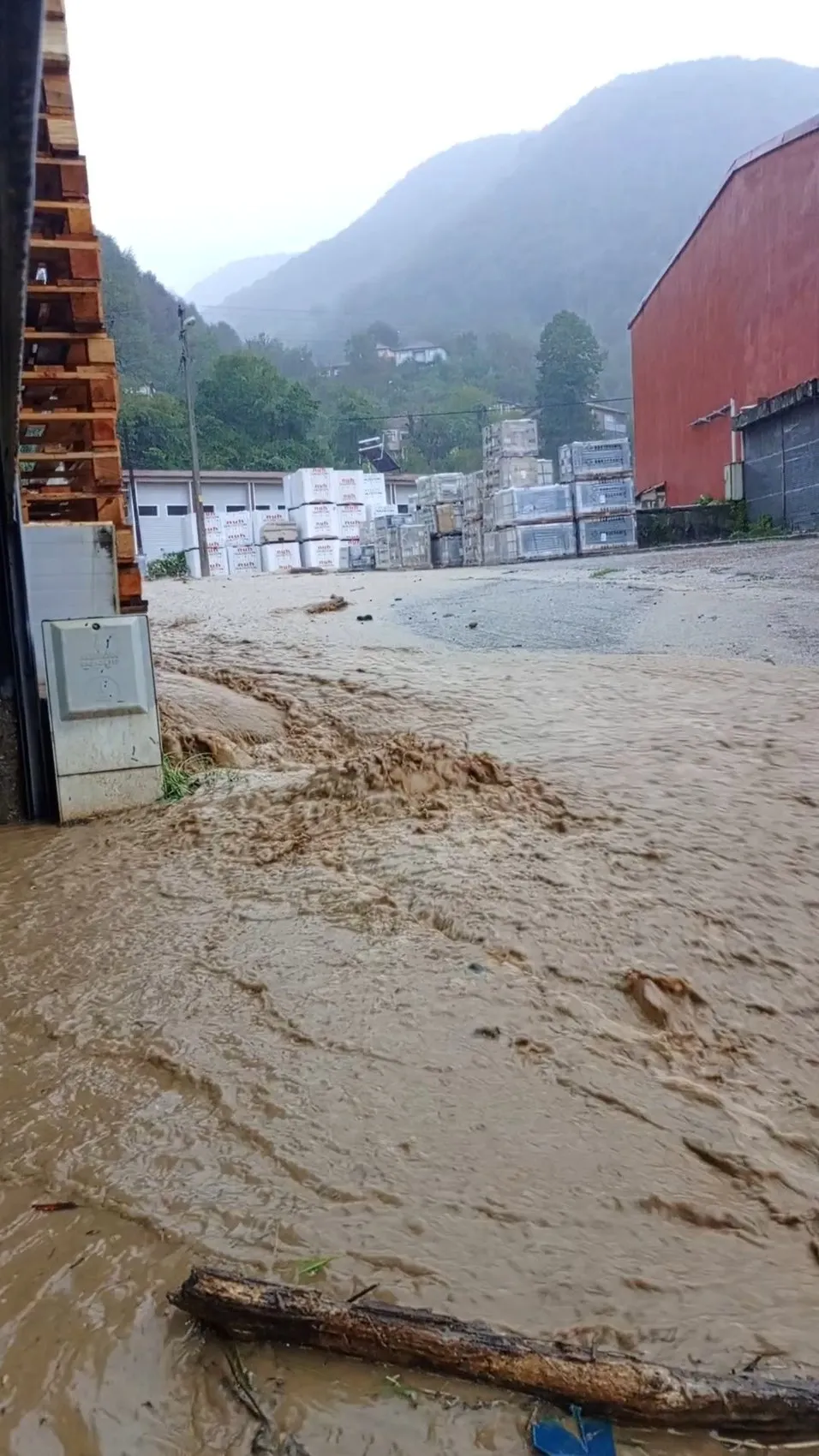 Zonguldak'ta sağanak kabusu: Sanayi sitesi sular altında kaldı