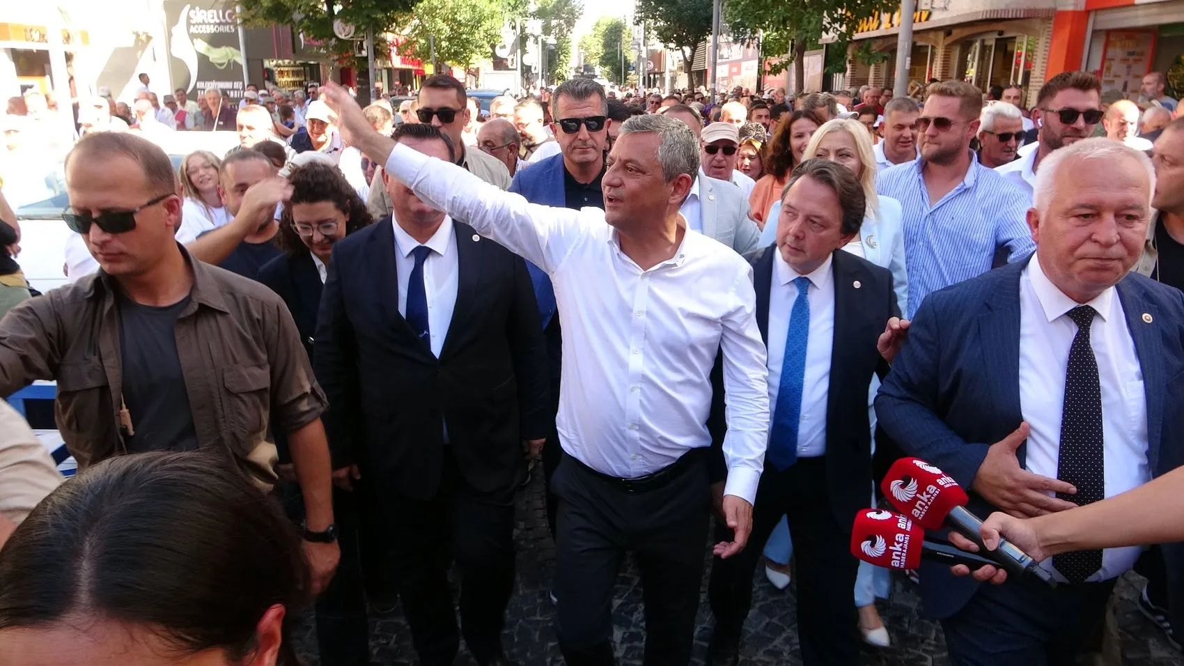 Özgür Özel'den çiftçiye geçim garantisi: Otoyol müteahhitlerine var da köylüye neden yok?