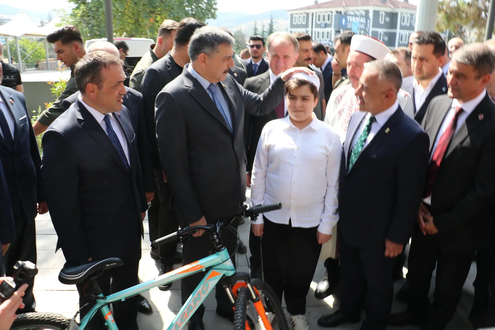 Bakan Çiftçi'nin Bilecik temaslarında tarihi atmosfer: Alp kıyafetli askerlerle selamlaştı