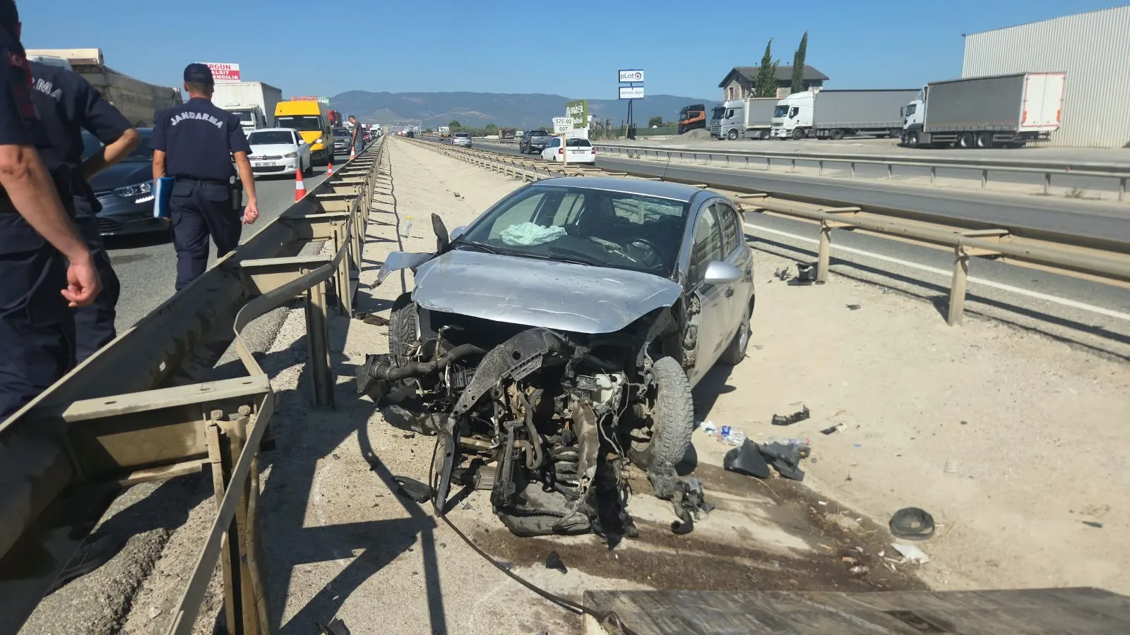 Orhangazi yolunda dehşet anları: Kontrolden çıkan otomobil refüje uçtu