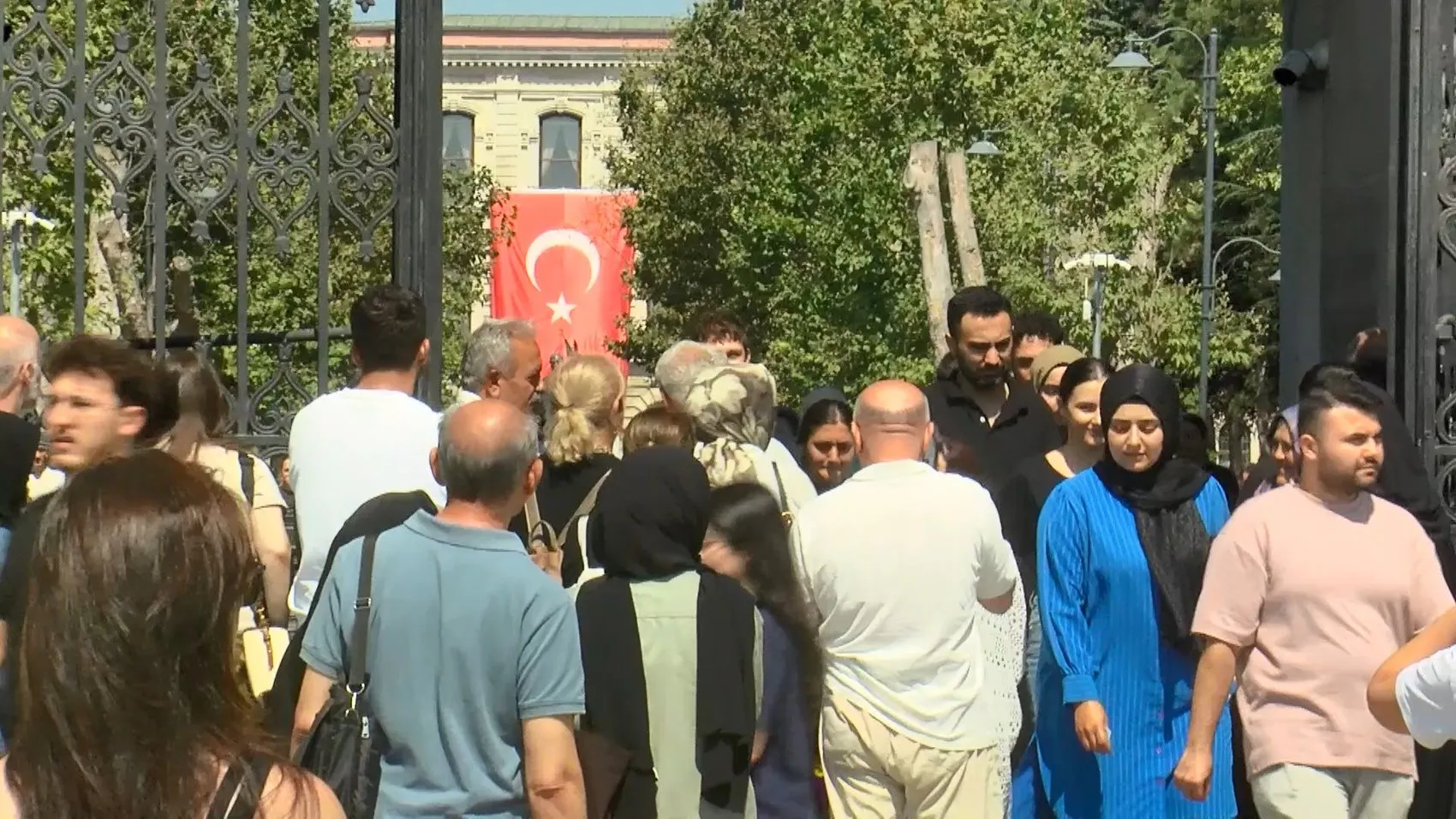 KPSS maratonunda ilk etap geride kaldı: Adaylar ter dökerken aileler dışarıda nöbet tuttu