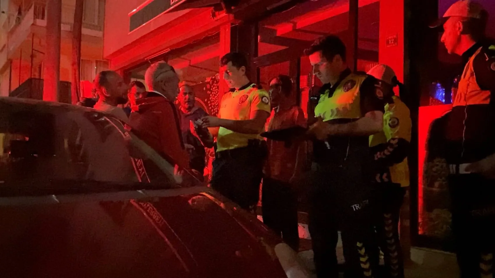 İnegöl'de alkollü sürücü ve arkadaşlarının polis ekipleriyle yaşadığı gergin anlar kamerada